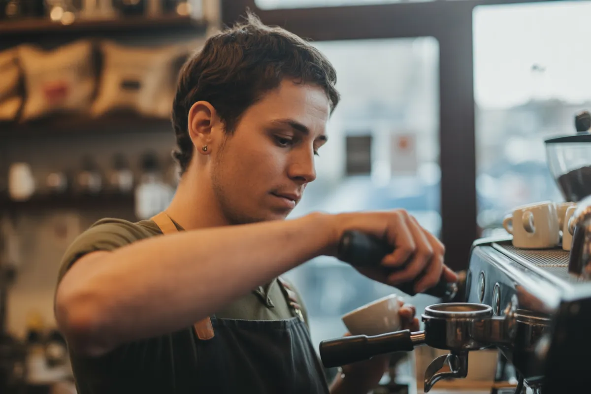 Notre équipe Coffee time préparant du café de spécialité à Mios